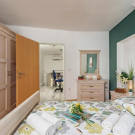 아파트 Seaview House Helena 플로민